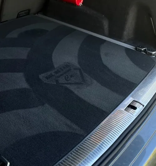 Finition de detailing auto sous lumière rase à Clermont Créans