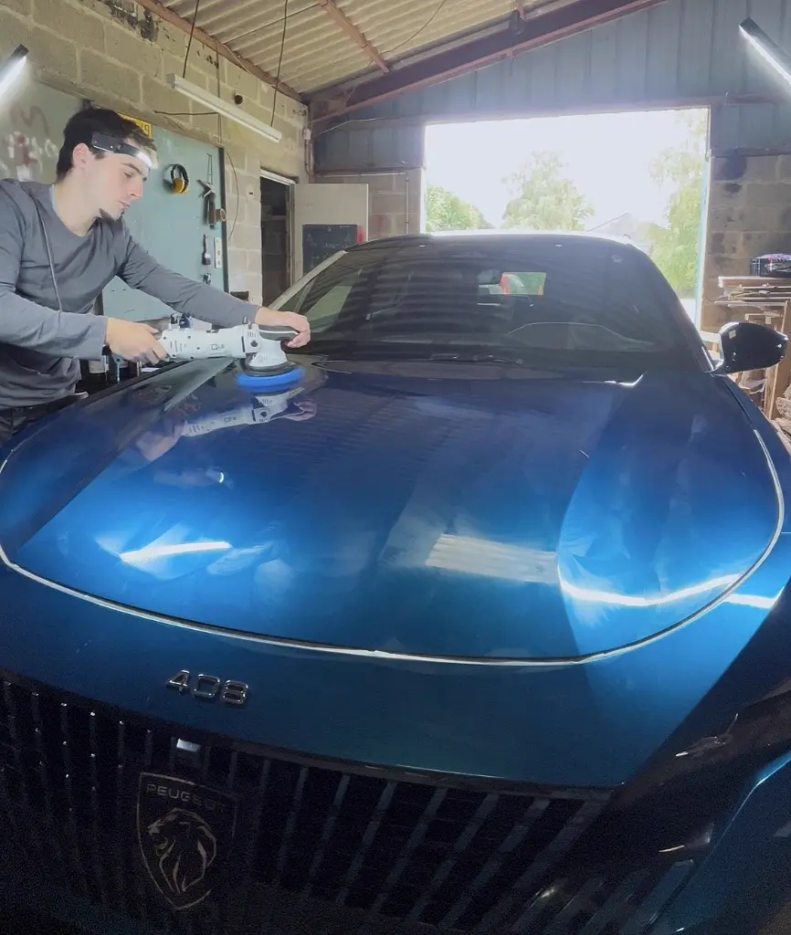Polissage et lustrage à la machine sur Peugeot 408, atelier de Clermont Créans