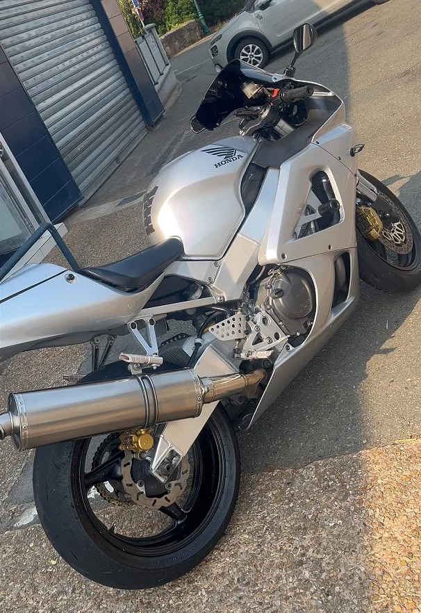 Carénage moto après entretien detailing à Clermont Créans