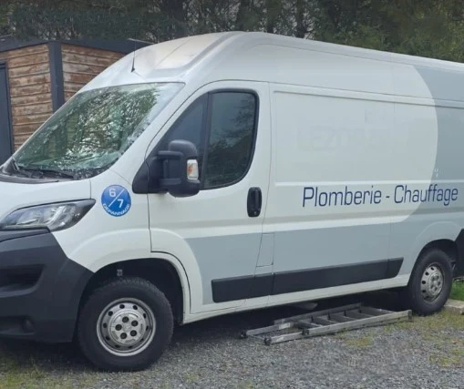 Fourgon utilitaire avec flocage vinyle commercial posé à l’atelier de Clermont Créans