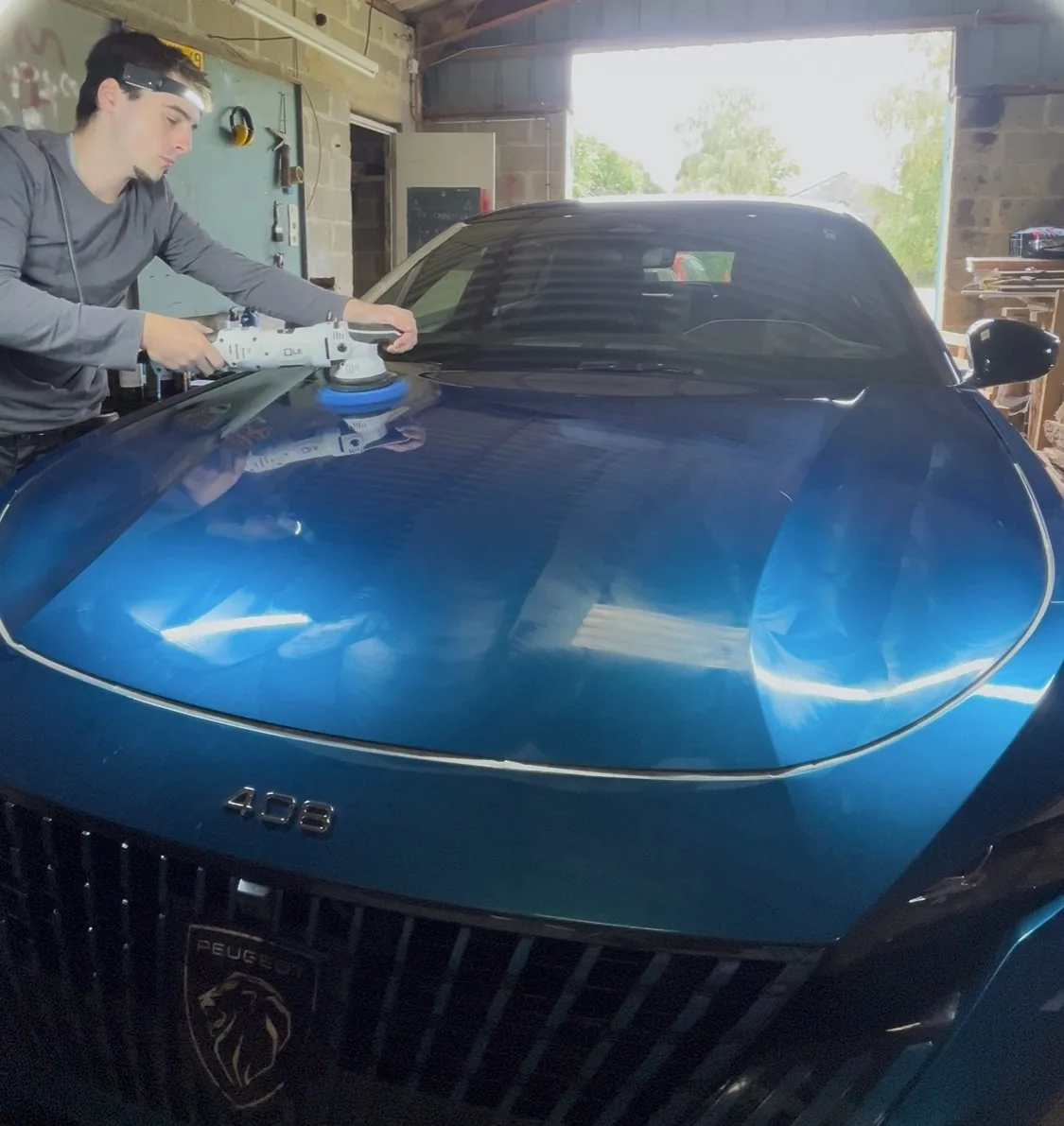 Polissage et lustrage deux étapes à l’atelier de detailing de Clermont Créans