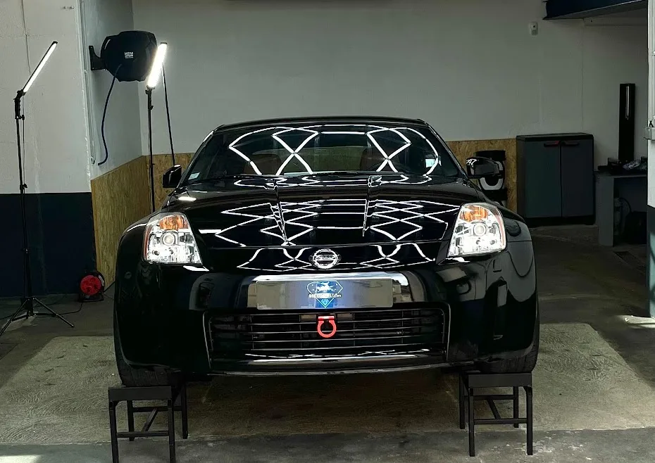 Nissan 350Z noire après traitement céramique à l’atelier de Clermont Créans