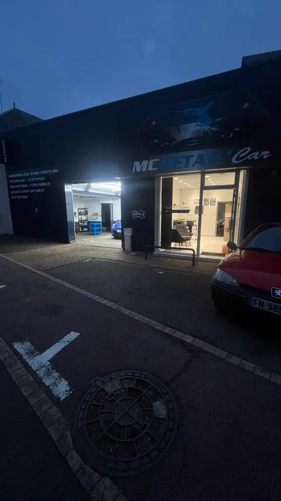 Devanture de l'atelier MC DETAIL' Car de nuit à Clermont Créans — detailing auto et accueil éclairés