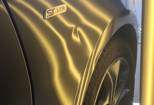 Aile enfoncée avant rénovation carrosserie par débosselage sans peinture à Clermont Créans