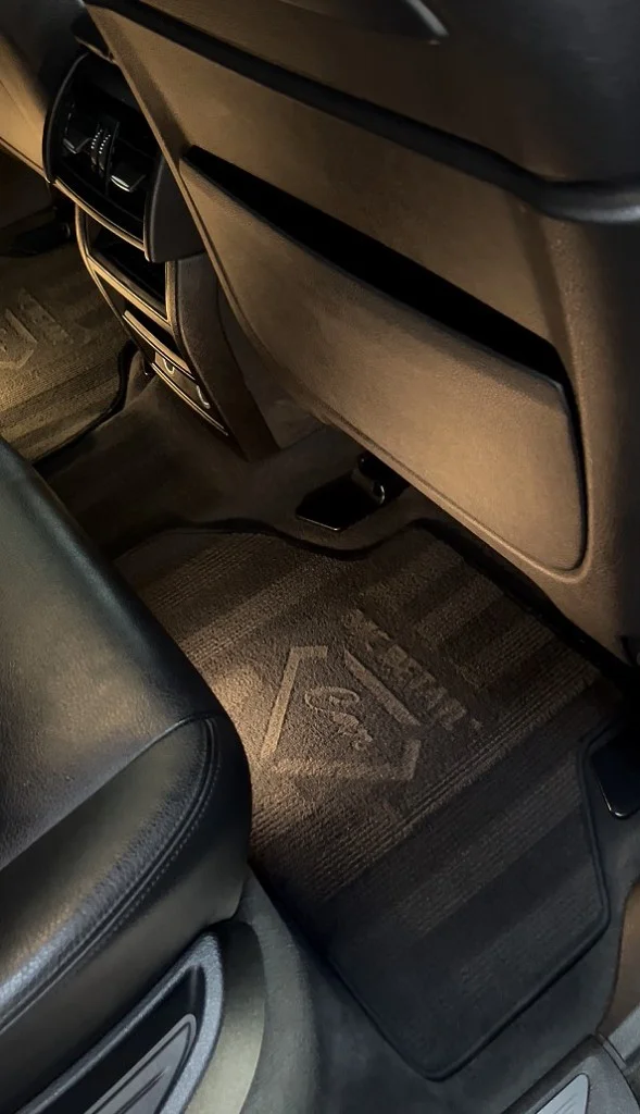 Signature tapis MC DETAIL après detailing auto intérieur à Clermont Créans — finition jusqu'au sol.