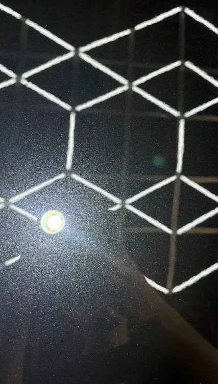 Polissage et lustrage : reflet de la rampe LED sur carrosserie à l’atelier de Clermont Créans.