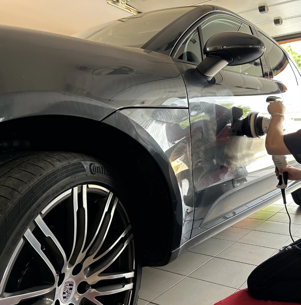 Polissage et lustrage sur SUV Porsche à l'atelier de detailing auto de Clermont Créans