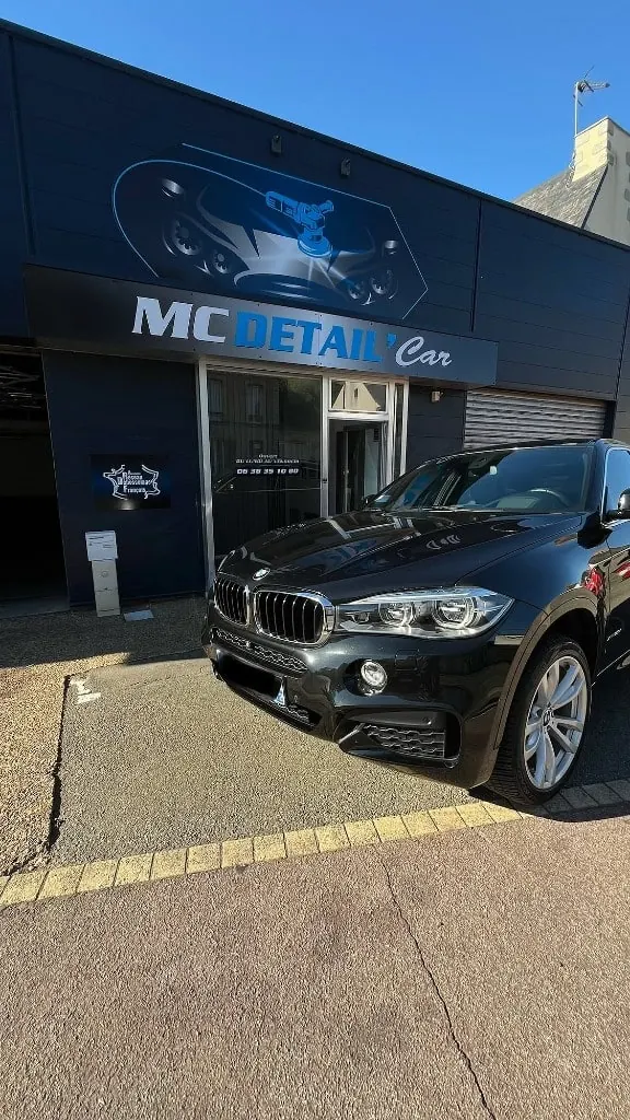 BMW X6 Pack M au soleil devant l’atelier de detailing auto MC DETAIL' Car à Clermont Créans